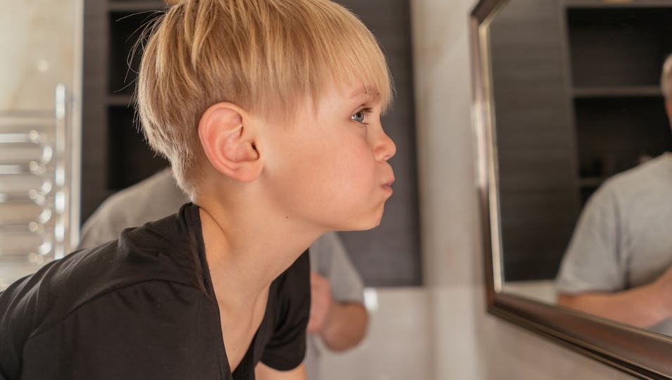 A kid gargling