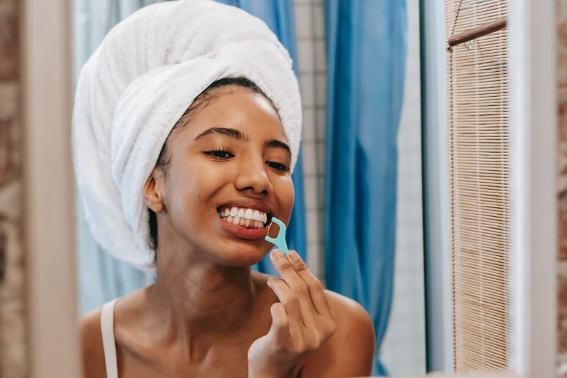 Cleaning mouth with a dental floss at night