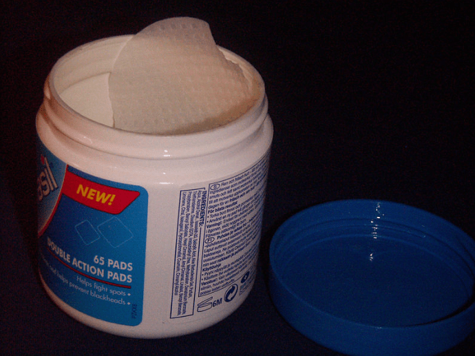 Cotton swabs soaked in salicylic acid can also be used as a treatment for warts.