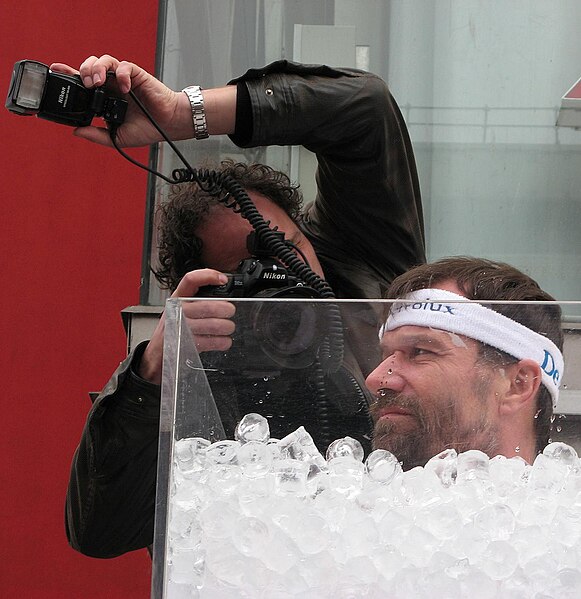 Hof immersed in an ice bath on 24 March 2007, Rotterdam